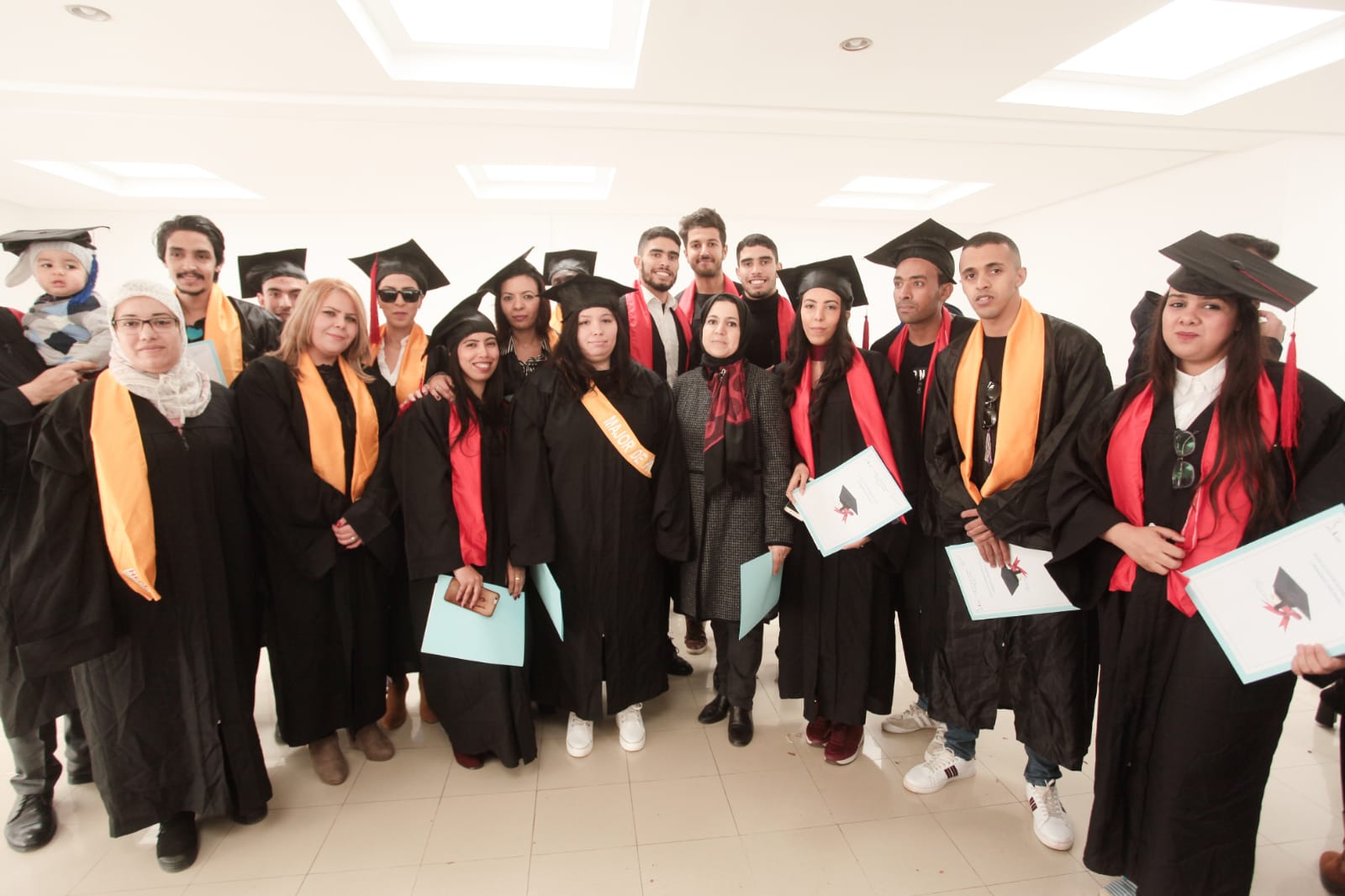 Formation Continue FEGK - Environnement d'apprentissage moderne- Étudiants diplômés Étudiants en formation continue FEGK - Image des étudiants en train de récupérer leur diplôme